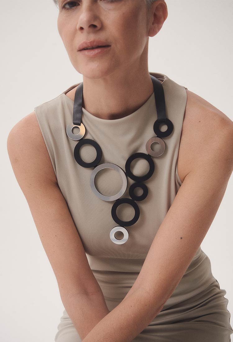 Collar Frame V Circle - Plata/Negro