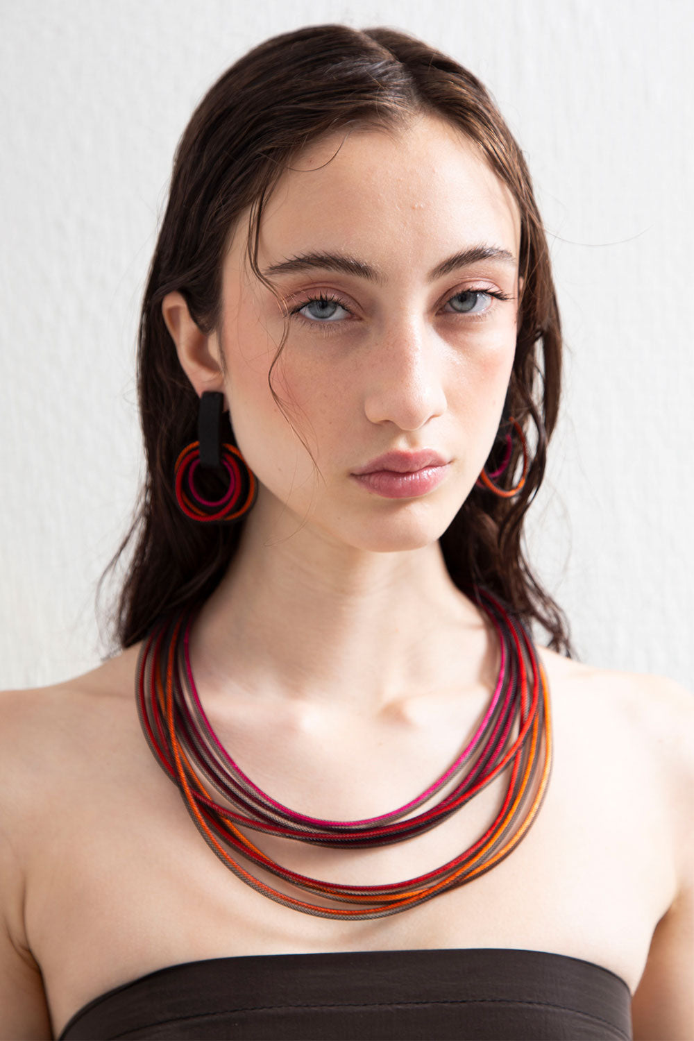 Life round necklace in red and pink cord mesh, contemporary jewelry by Iskin Sisters