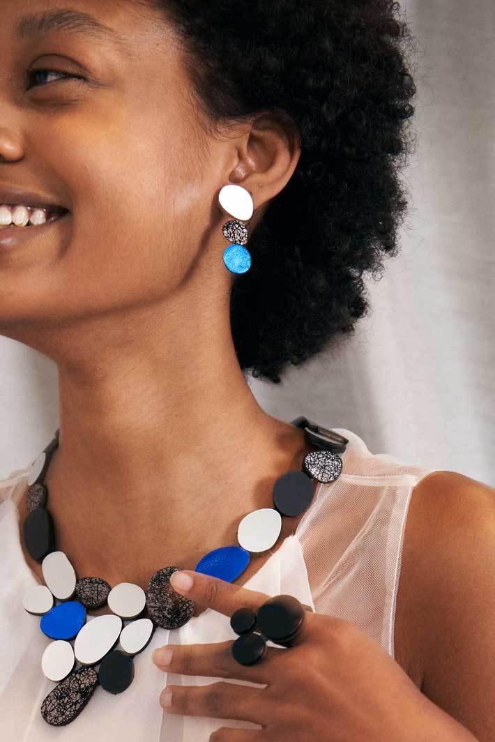 Collar Organic Reflections V - Plata/Negro/Peltre/Azul