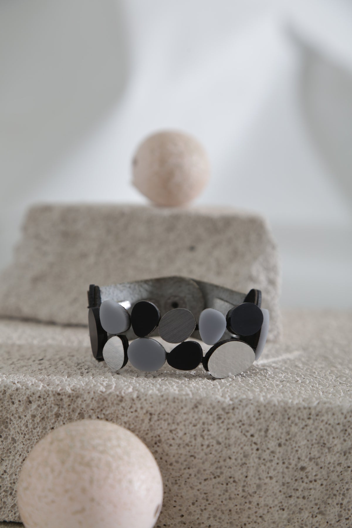 Brazalete Organic Reflections - Plata/Negro/Gris