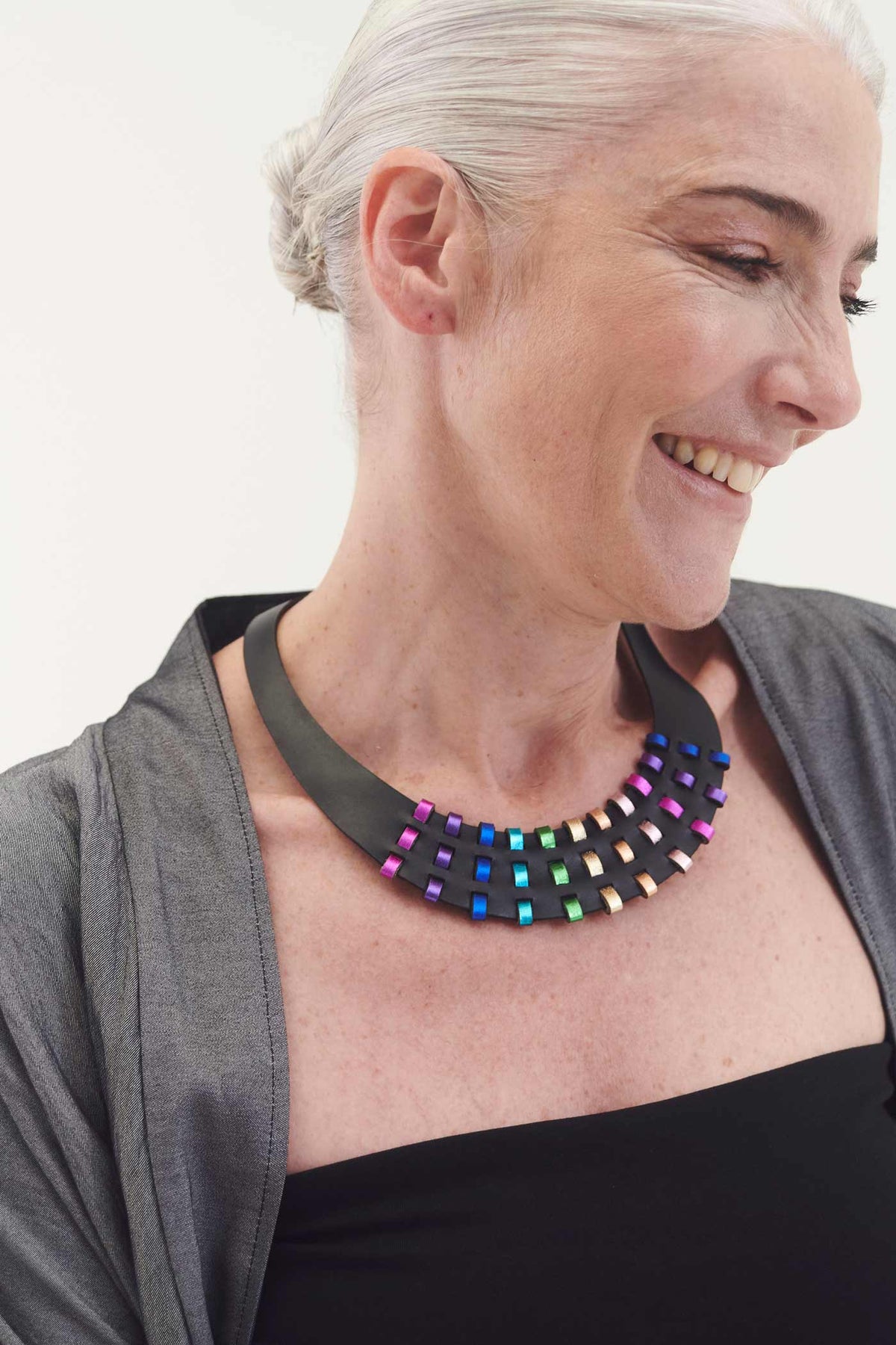 Collier de fils arc-en-ciel