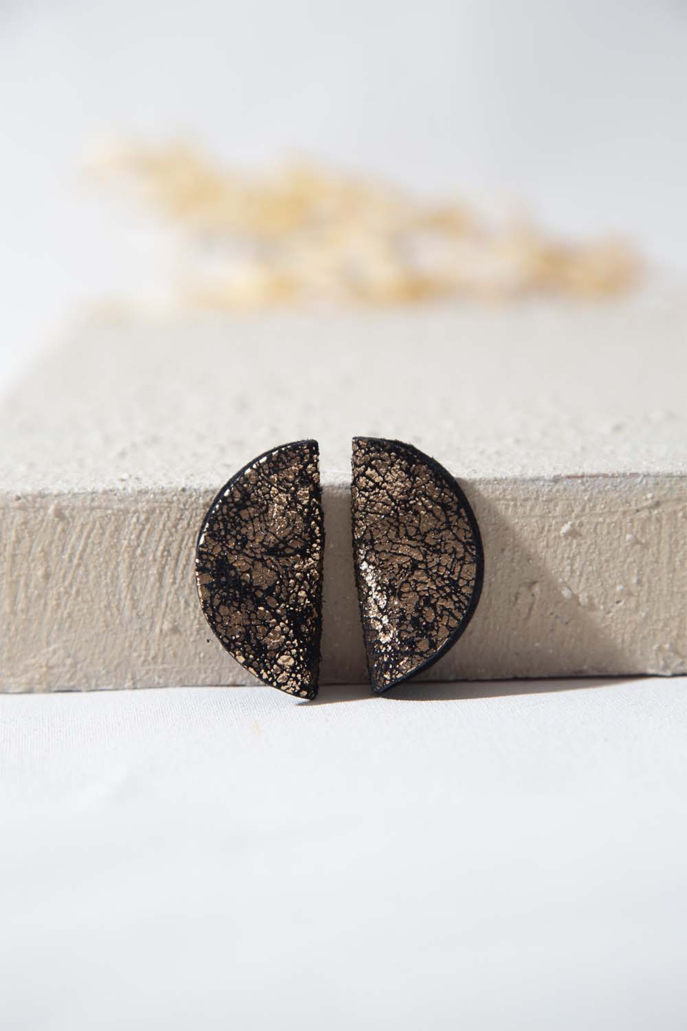 Yayoi Earrings Semicircle - Crackled Gold Leather