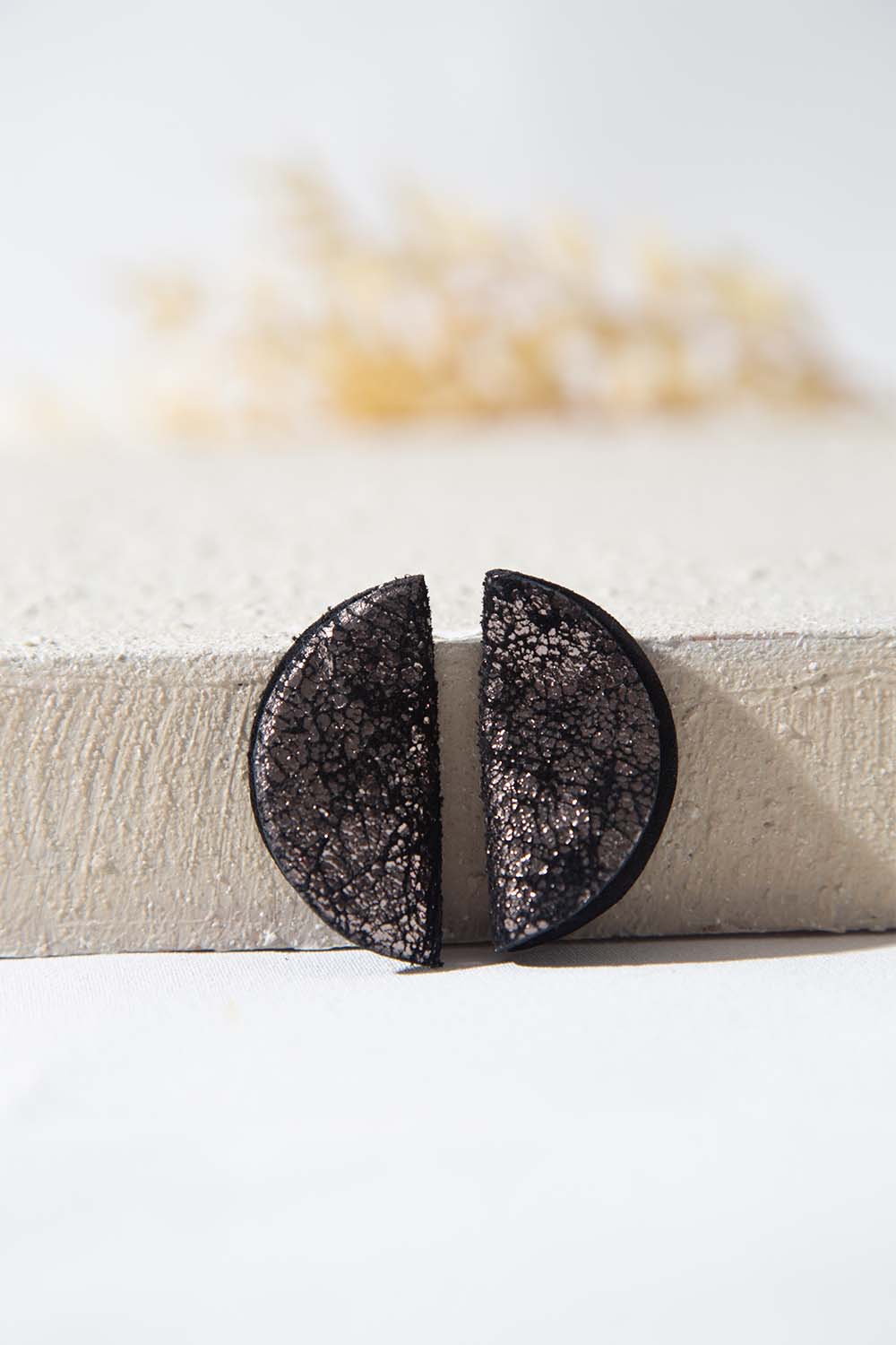 Yayoi Earrings Semicircle - Crackled Pewter Leather