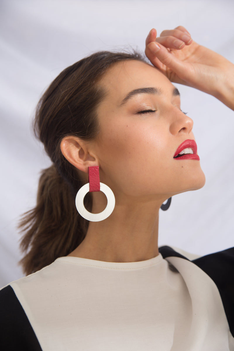 Iskin Sisters Mies earrings circle large in red on a model