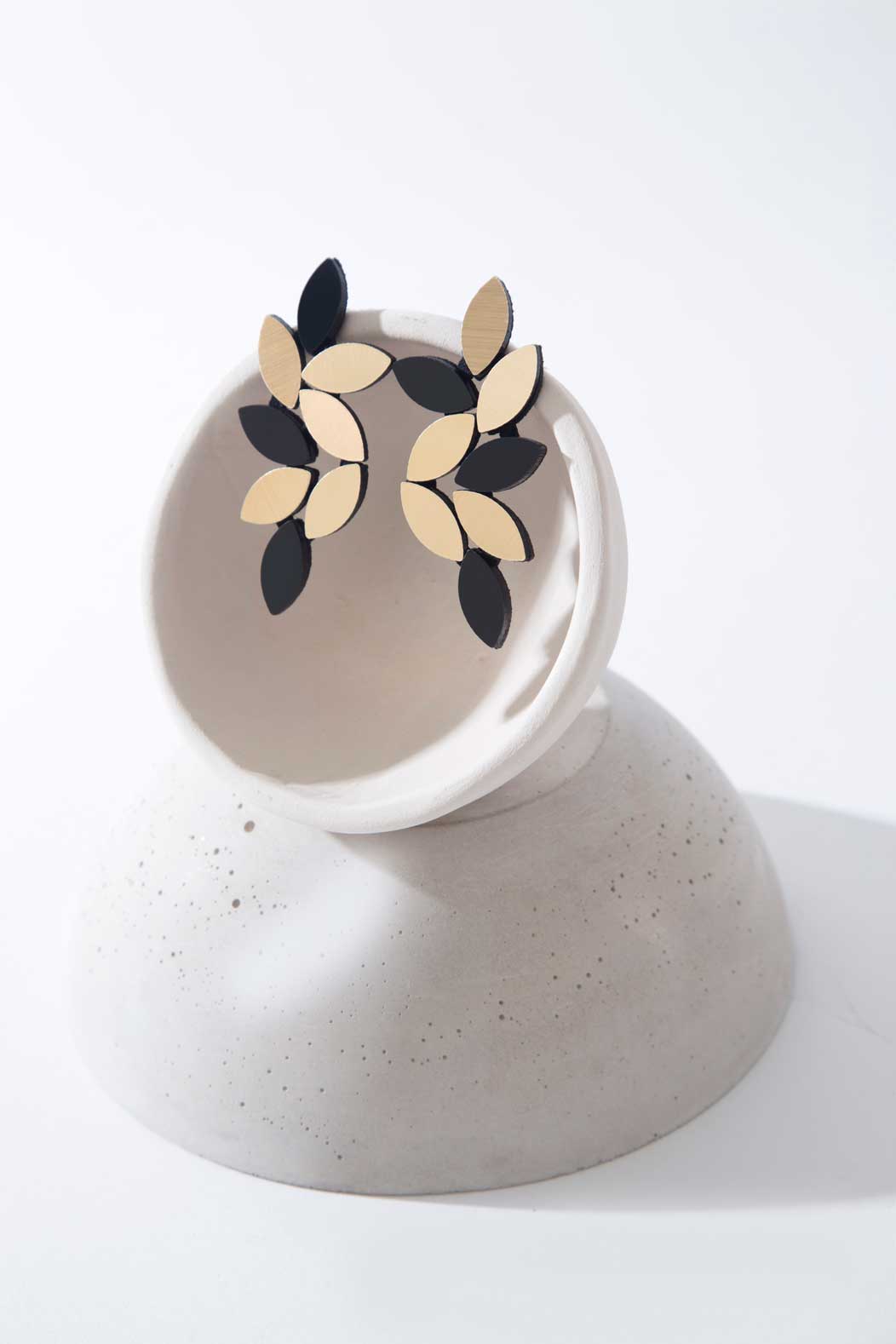 Kate Leaves Earrings Large - Black/Gold