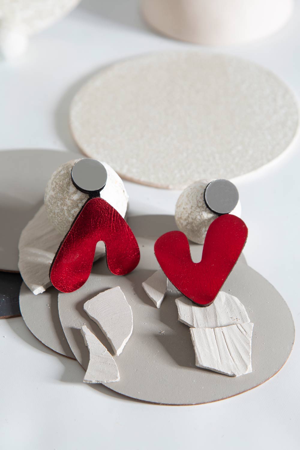 Boucles D'oreilles Audrey V Asymétriques - Argent+Rouge