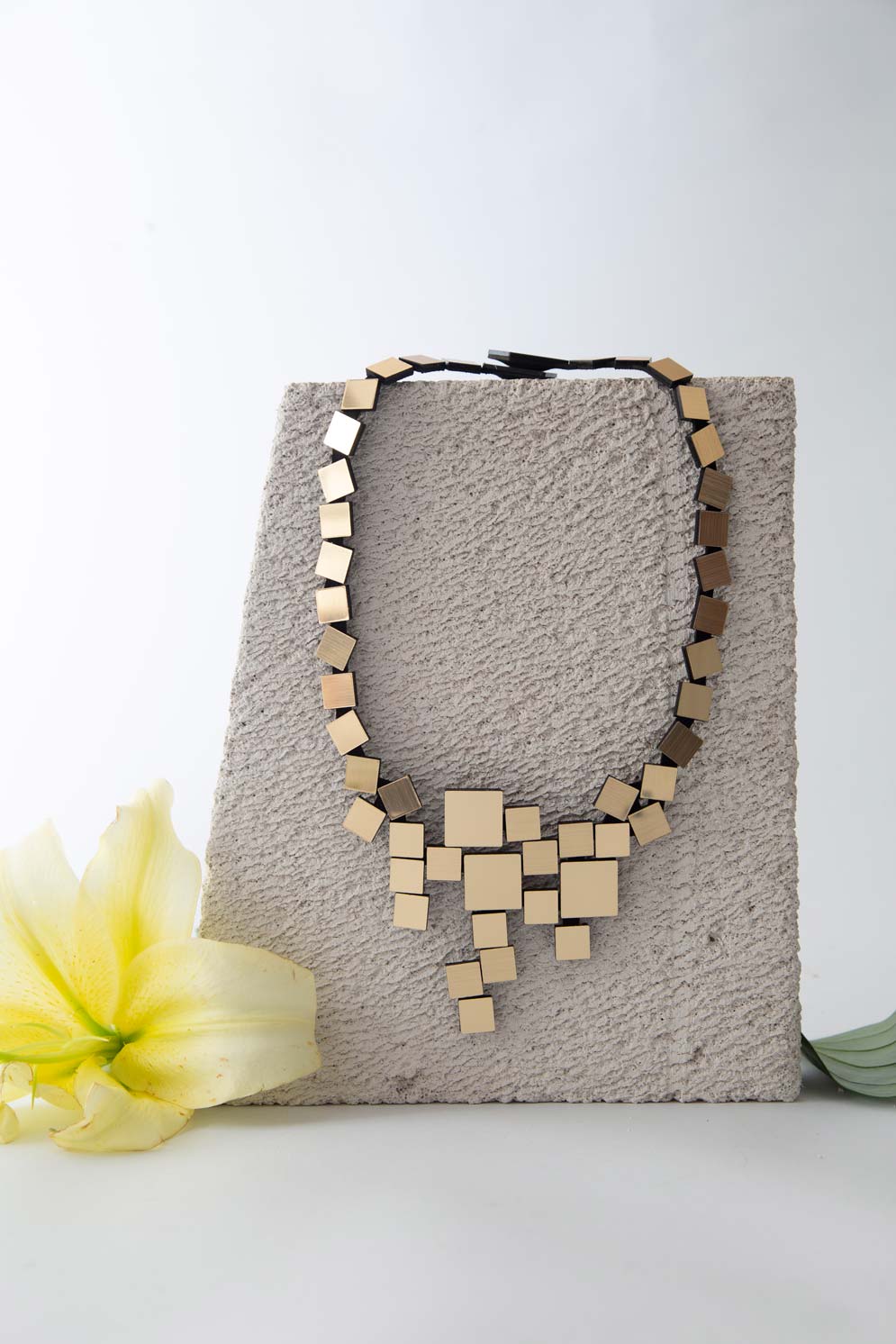 Collar Bauhaus V Cuadrados - Oro
