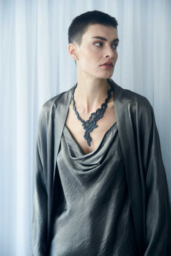 Emma V Halskette - Schwarz