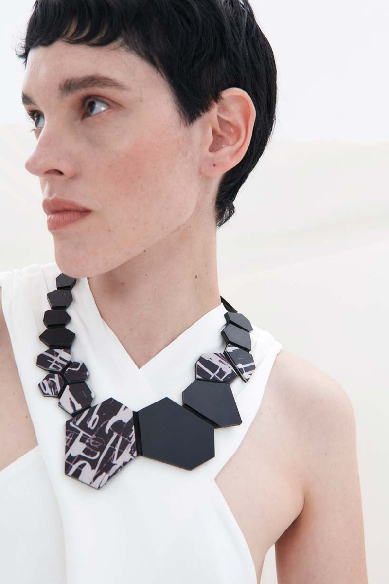 Collier court à motif de cadre