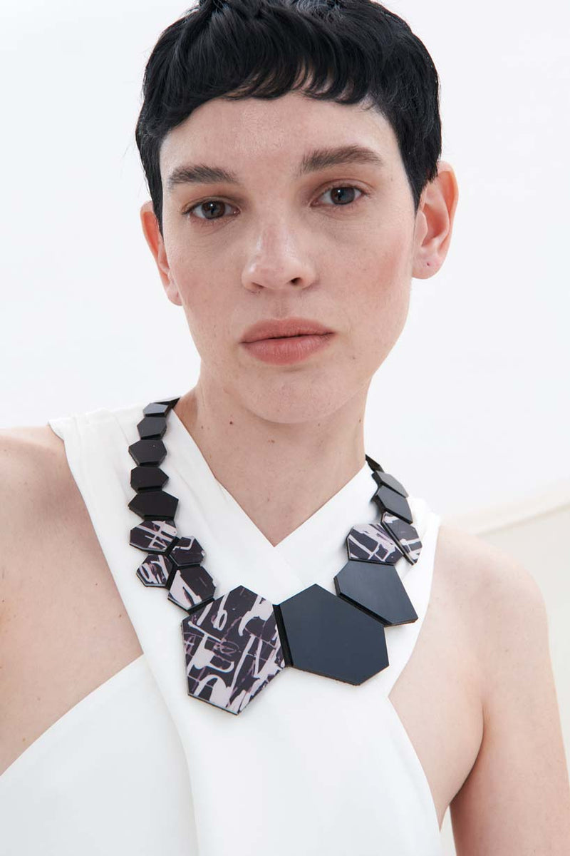 Collier court à motif de cadre