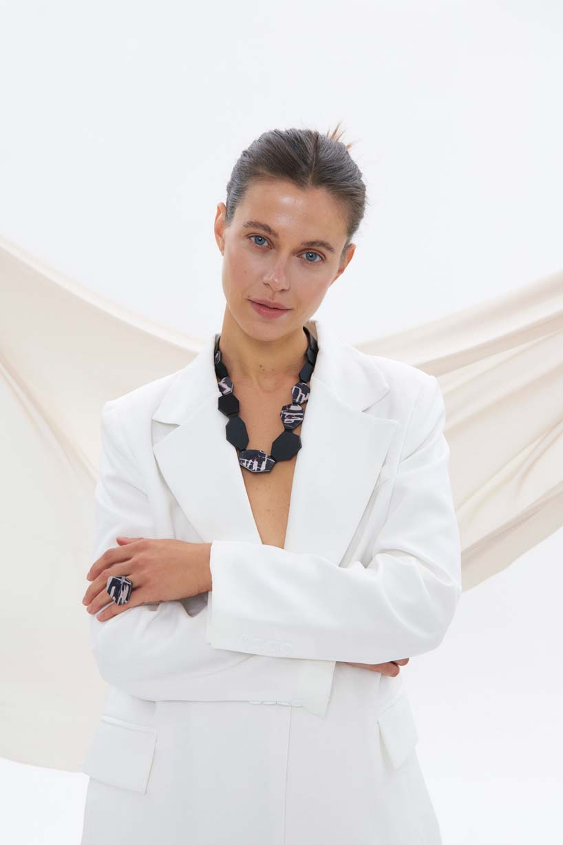 Collier long avec motif de cadre