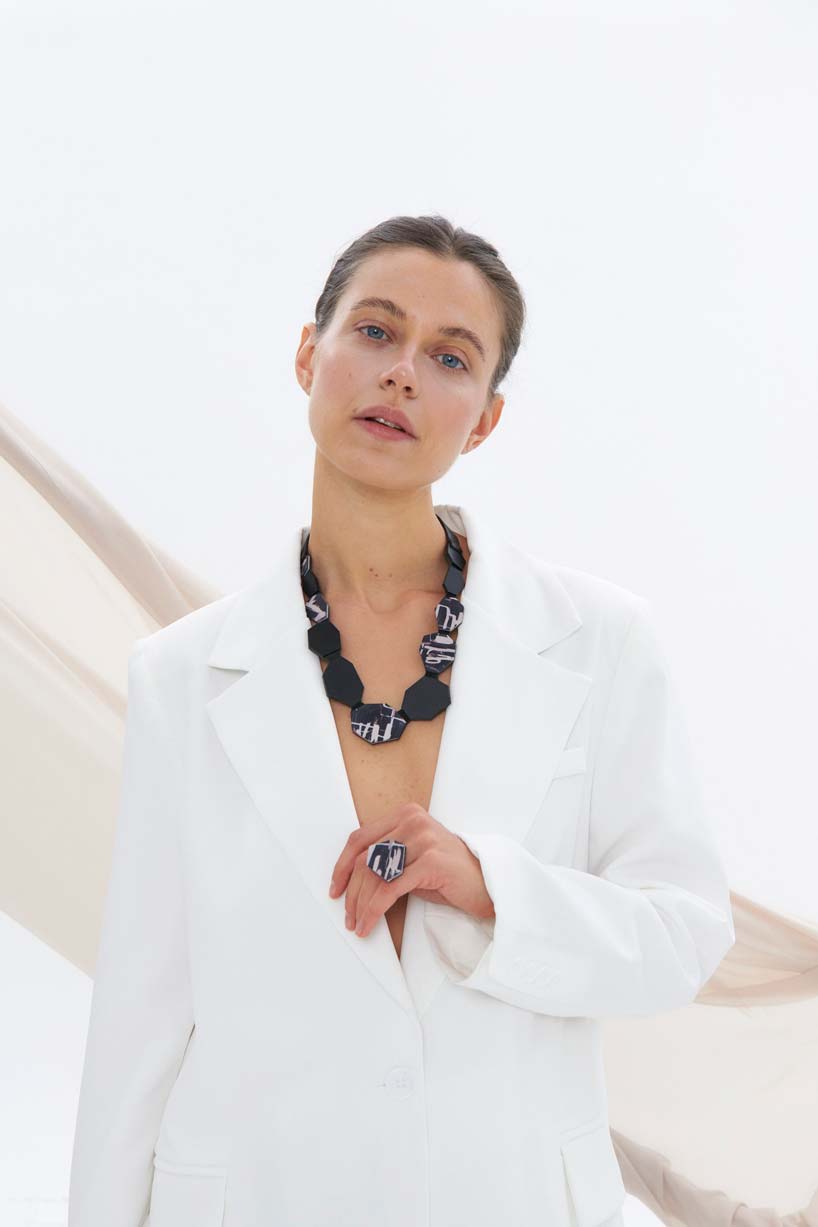 Collier long avec motif de cadre