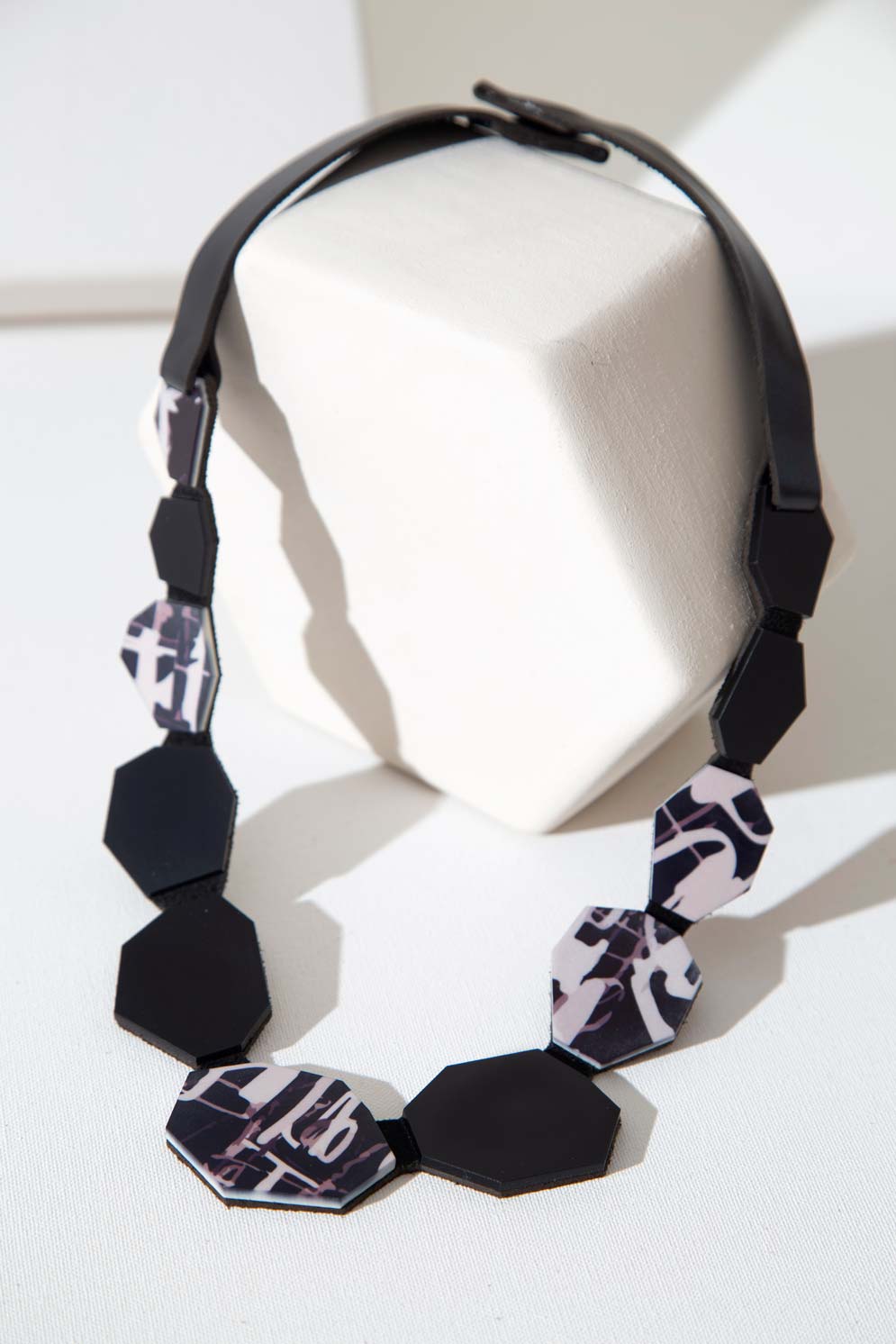 Collier long avec motif de cadre
