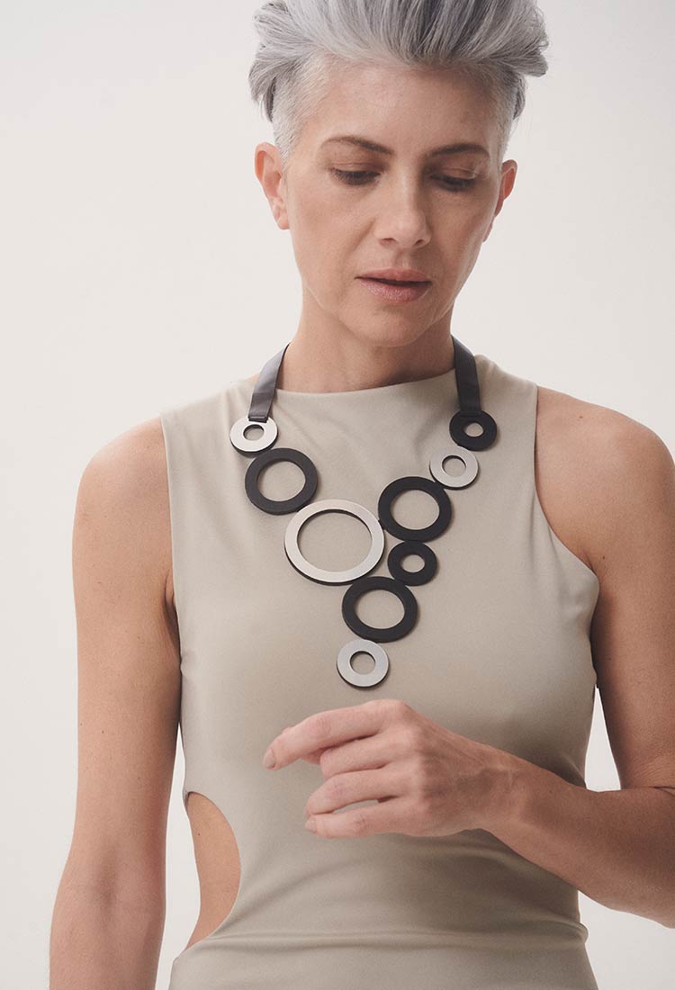 Collar Frame V Circle - Plata/Negro
