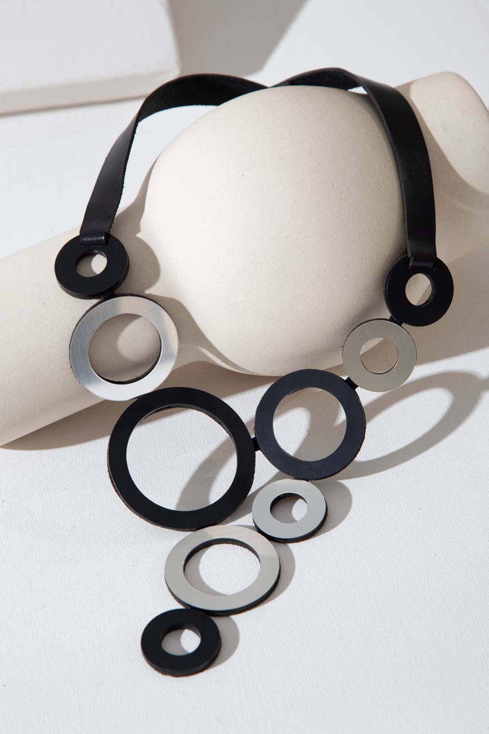 Collar Frame V Circle - Plata/Negro