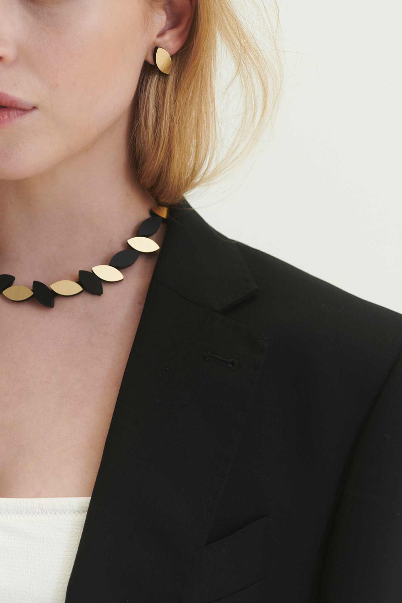 Kate Leaves Round Necklace - Black + Gold