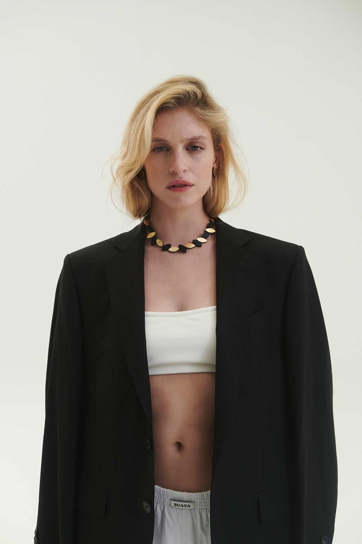 Kate Leaves Round Necklace - Black/Gold