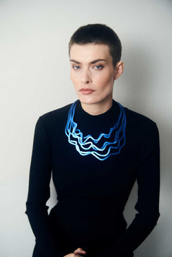 Collar Curves Duo en Azul Metalizado - Edición Limitada