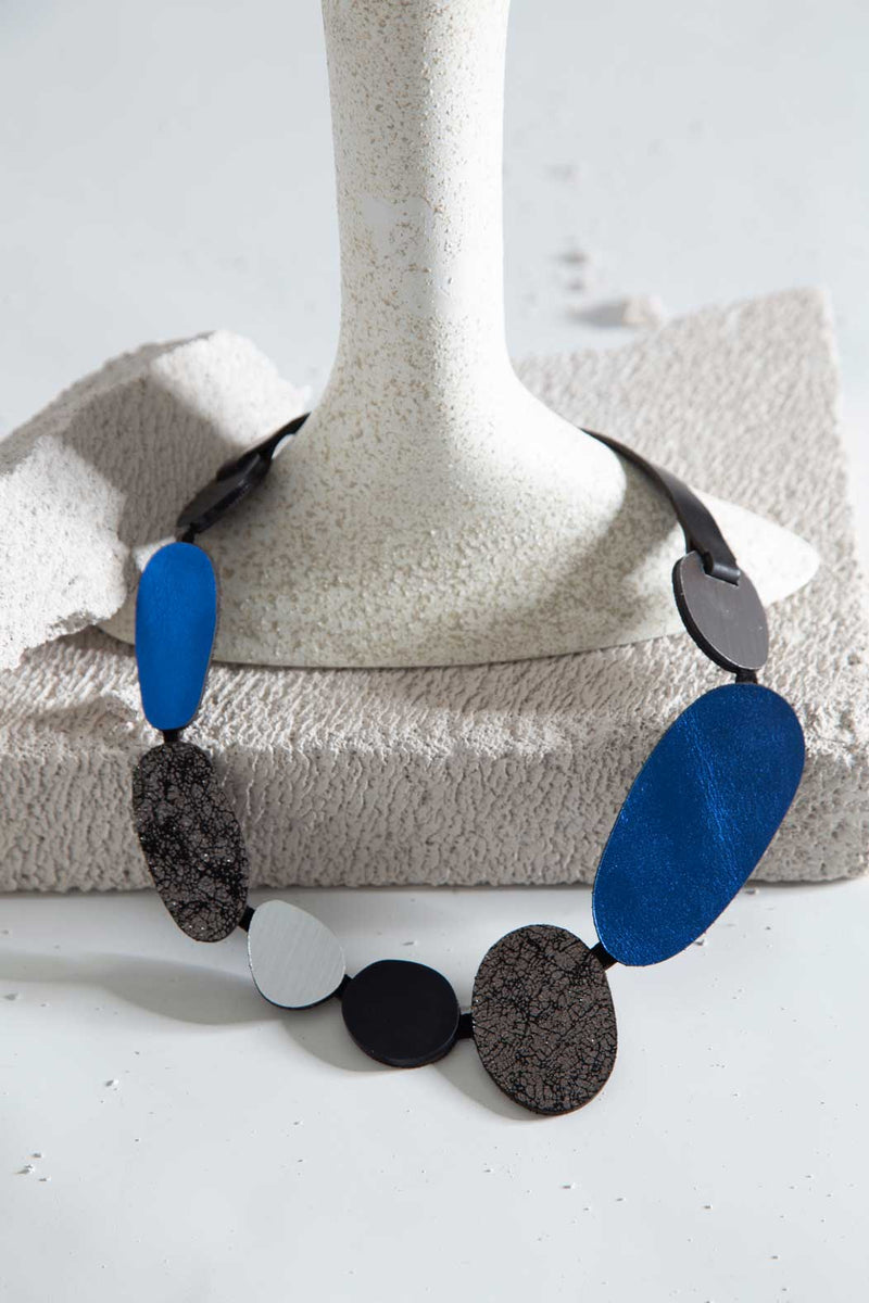 Runde Halskette „Organic Reflections“ – Silber+Schwarz+Zinn+Blau