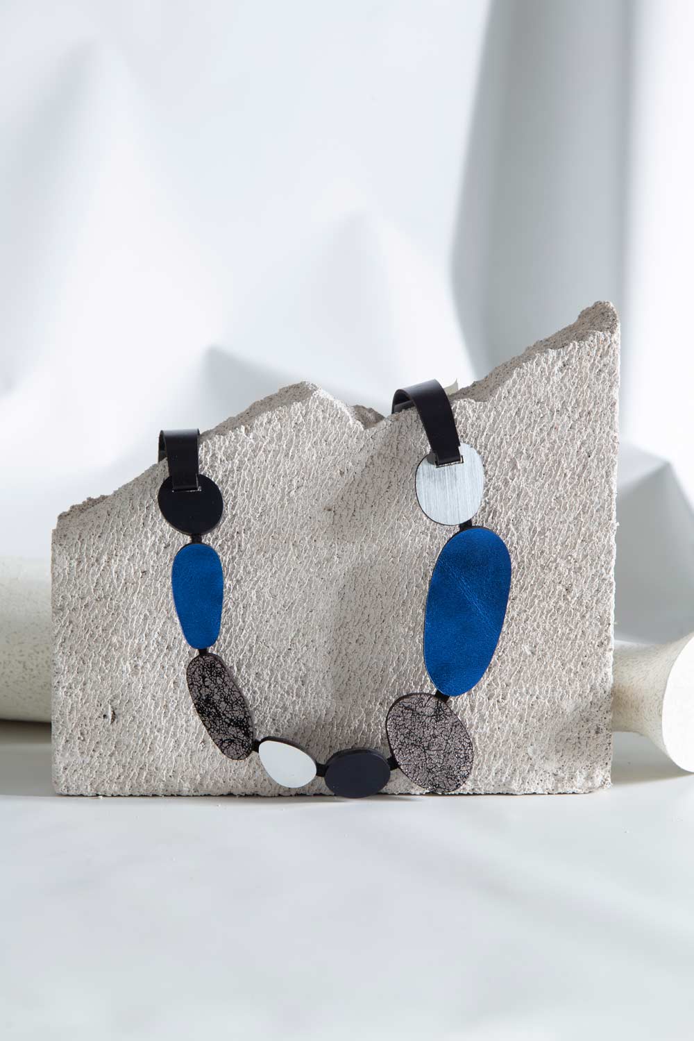 Collar Organic Reflections - Plata/Negro/Peltre/Azul
