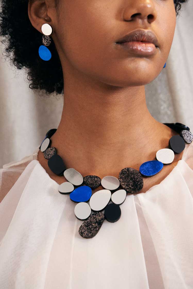 Collar Organic Reflections V - Plata/Negro/Peltre/Azul