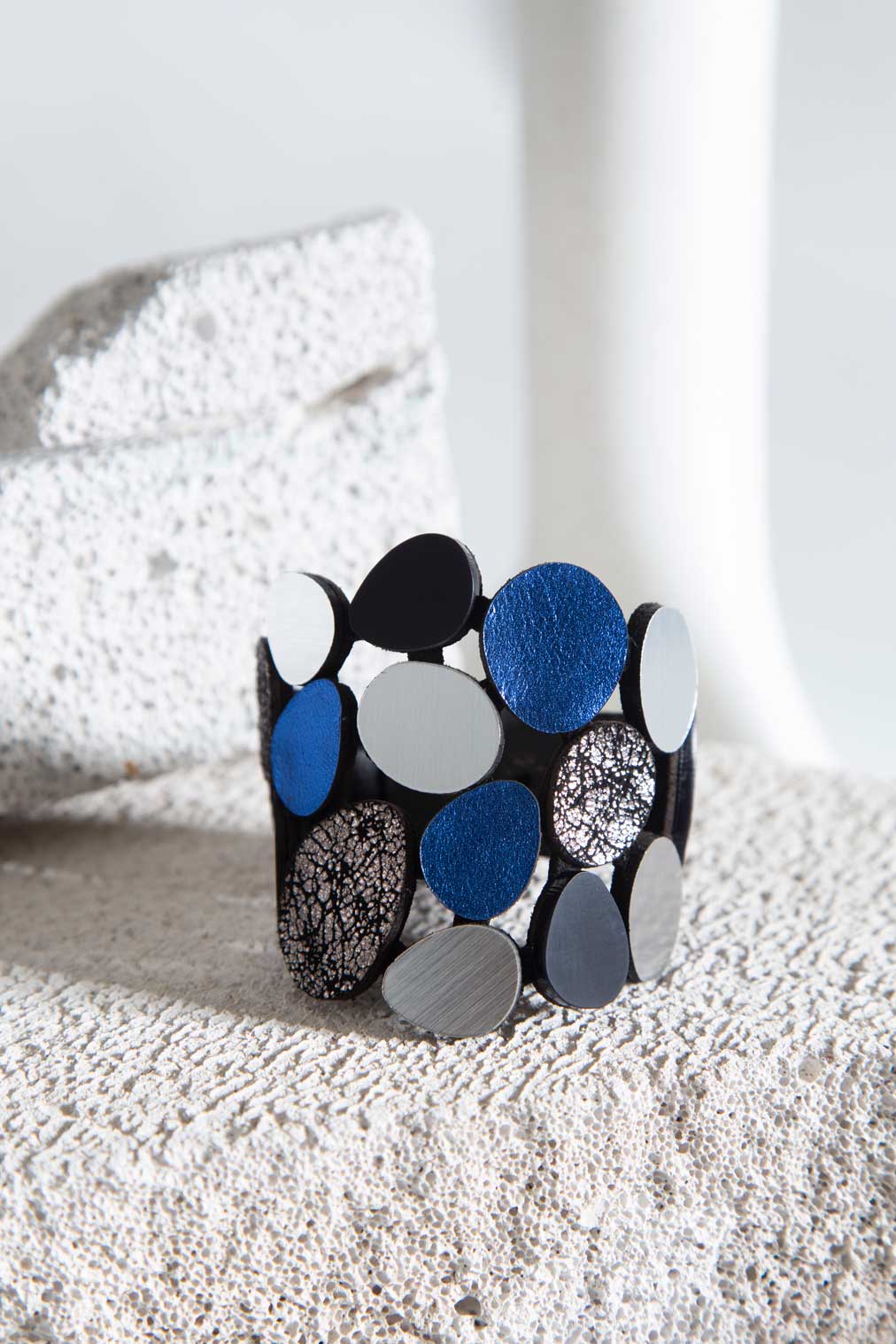 Brazalete Organic Reflections - Plata/Negro/Peltre/Azul