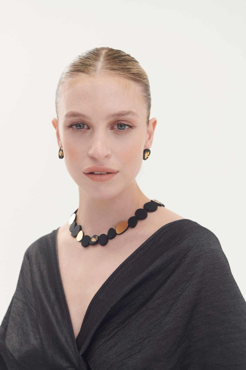 Collier Rond Réflexions Organiques - Pierres Moyennes - Noir+Or