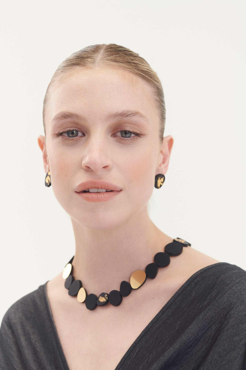 Collier Rond Réflexions Organiques - Pierres Moyennes - Noir+Or