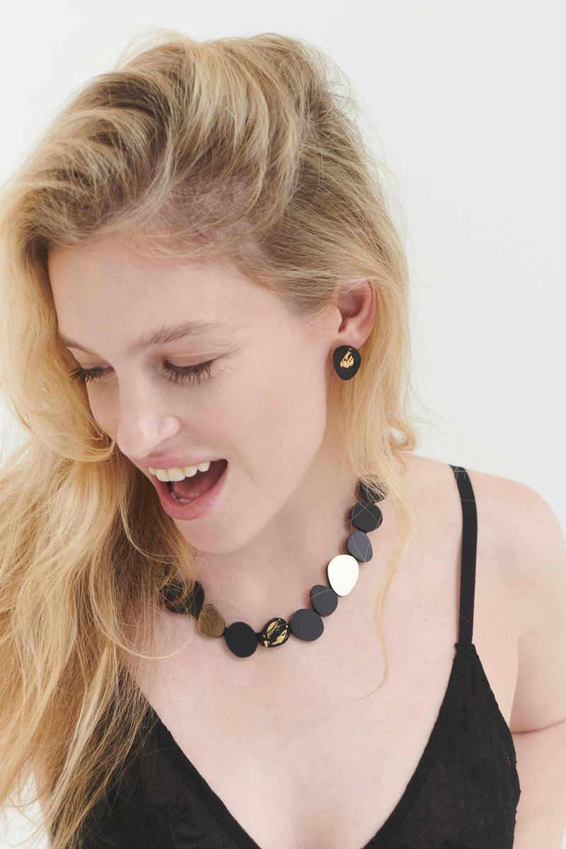 Collier Rond Réflexions Organiques - Pierres Moyennes - Noir+Or