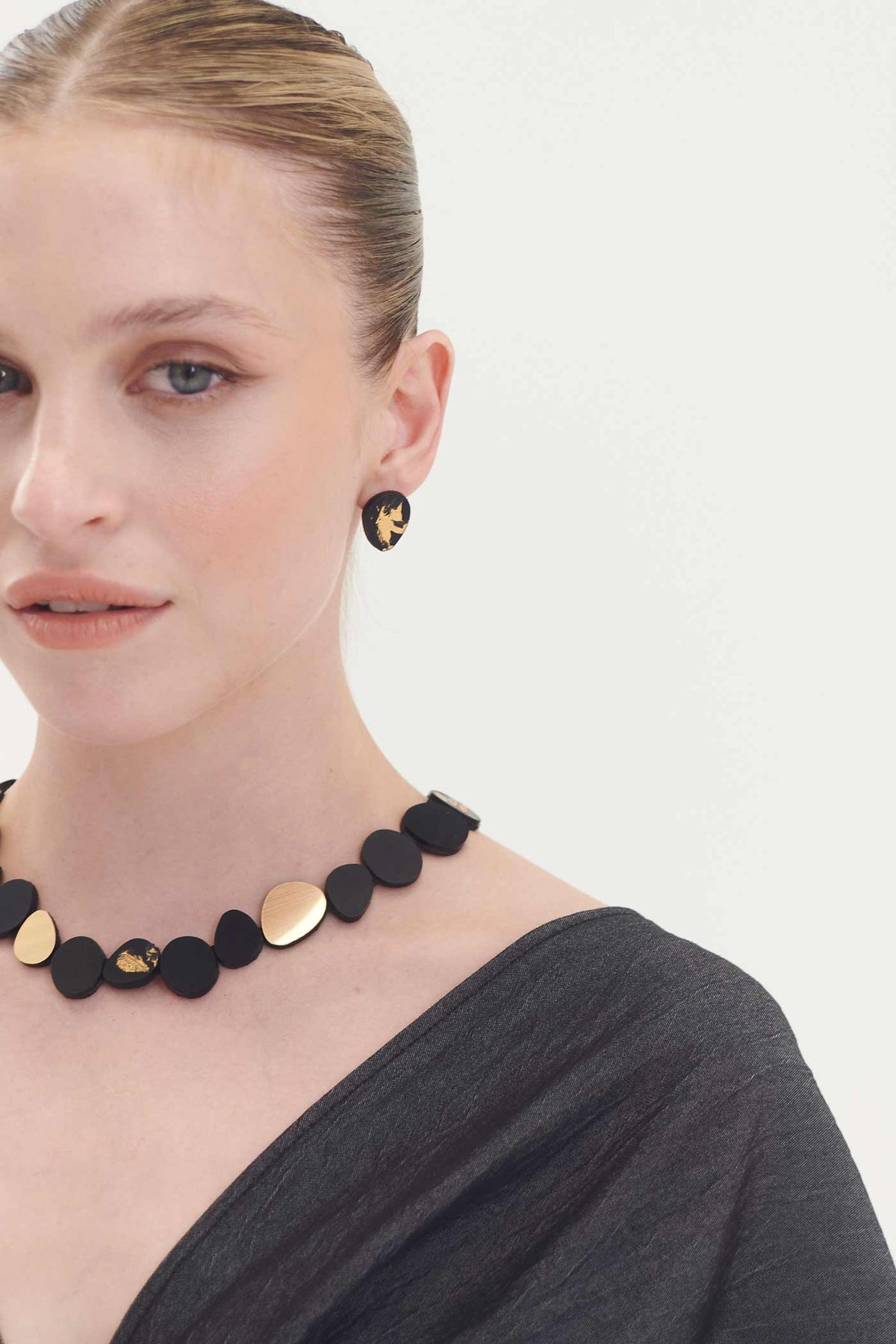 Runde Halskette Organic Reflections – mittelgroße Steine ​​– Schwarz+Gold