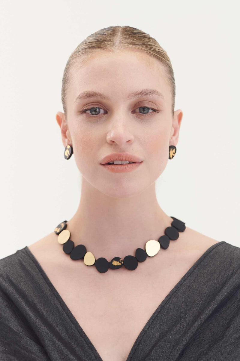 Collier Rond Réflexions Organiques - Pierres Moyennes - Noir+Or