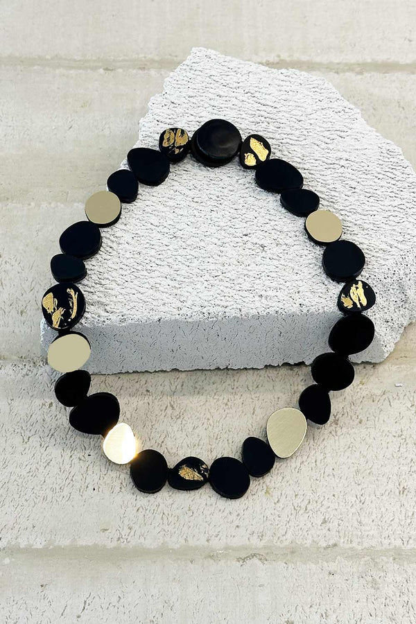 Runde Halskette Organic Reflections – mittelgroße Steine ​​– Schwarz+Gold