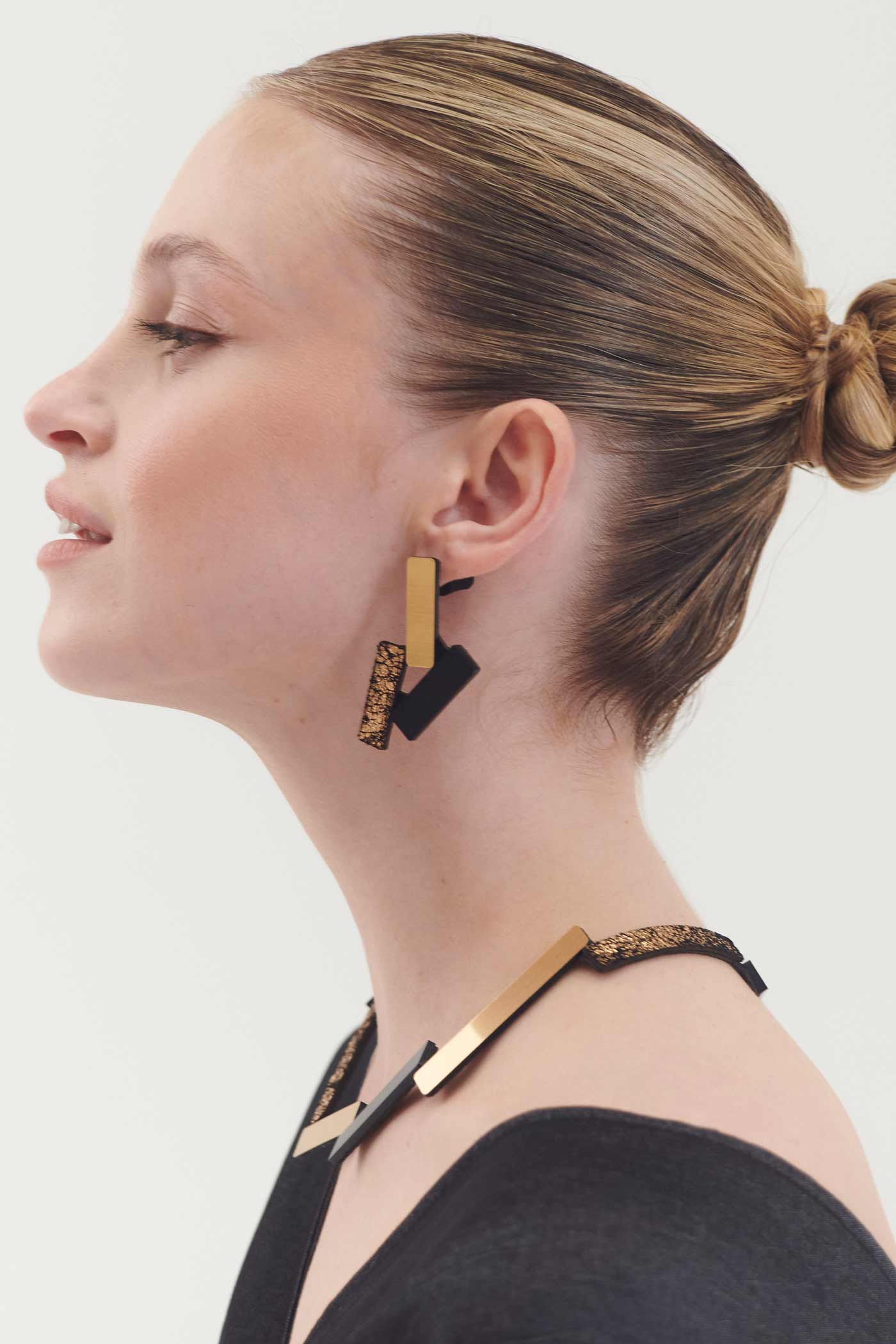 Ray Small Earrings - Black/Gold