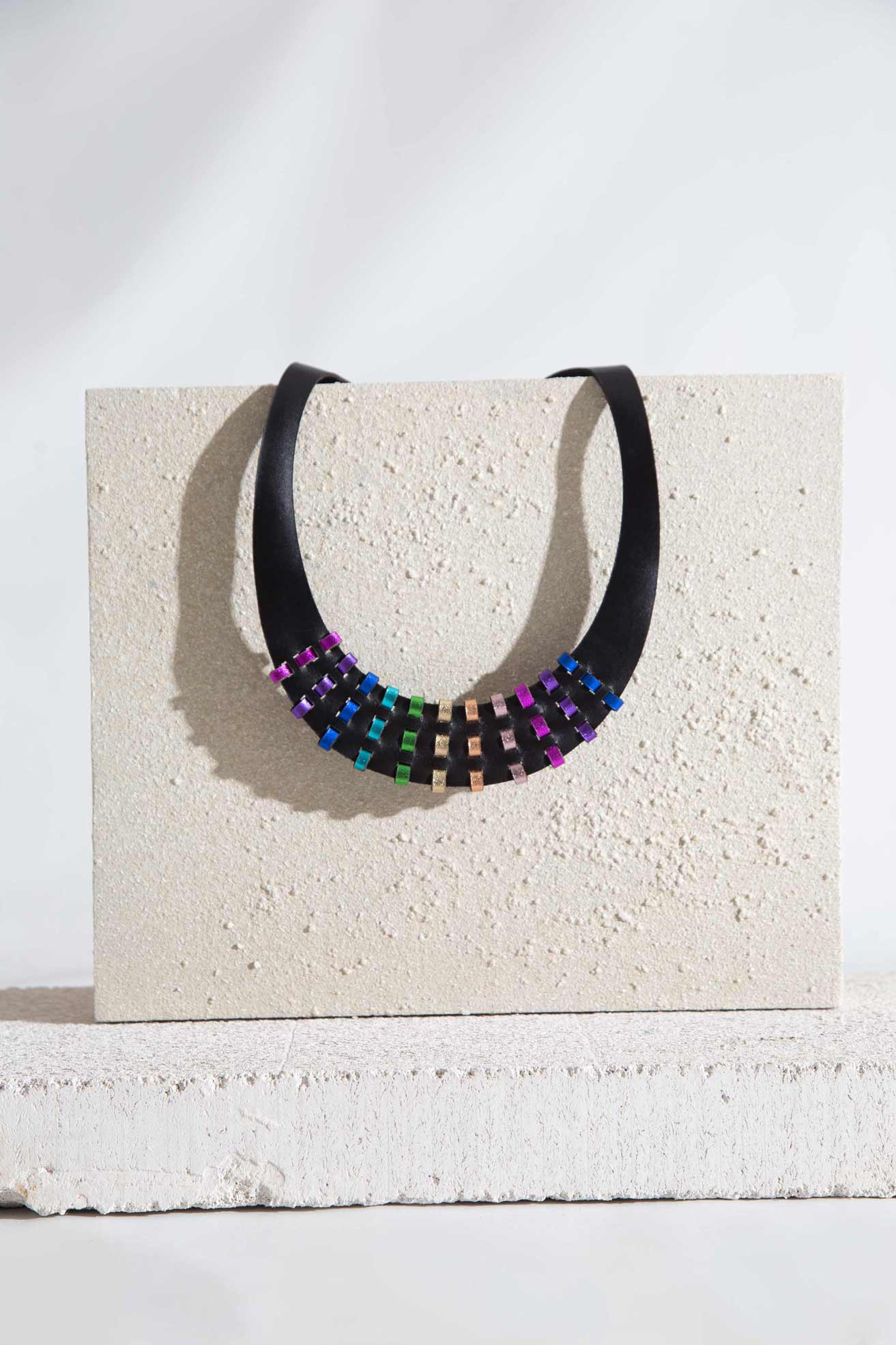 Collier de fils arc-en-ciel