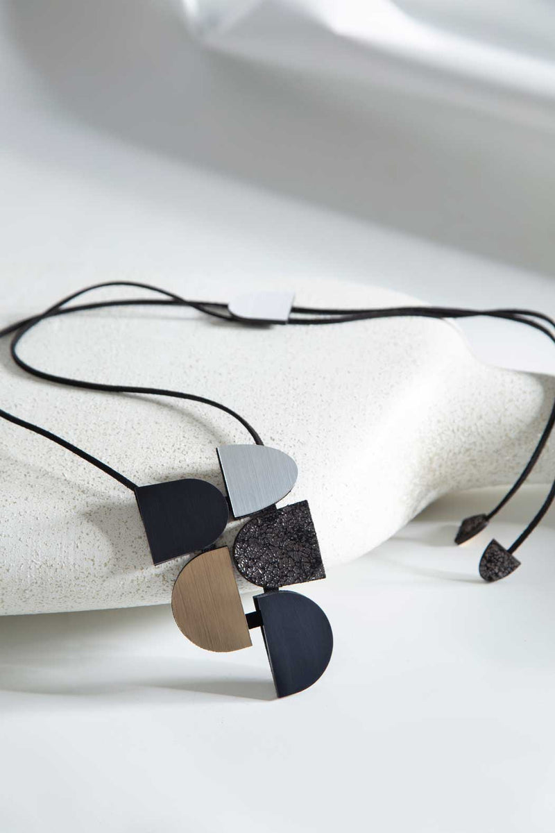 Halskette mit Anhänger „Sophie's Vision“ – Silber+Schwarz+Gold+Zinn