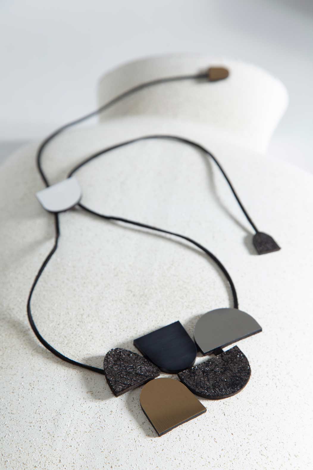 Collar Sophie's Vision Horizontal - Plata/Negro/Peltre/Oro
