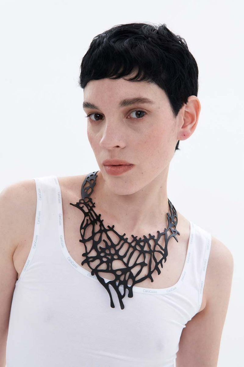 Victoria Reef V Necklace - Black