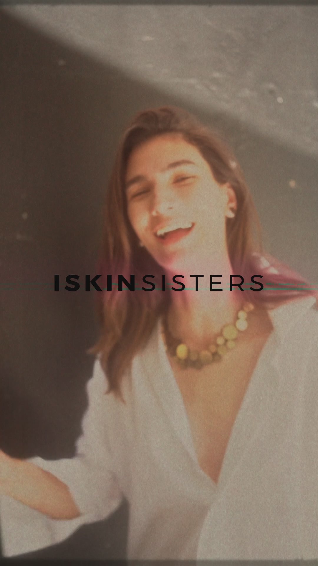 Video of the Abstraction small gold necklace by Iskin Sisters