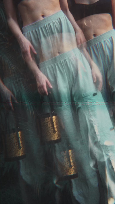 Video of the Emma bucket bag in gold leather by Iskin Sisters