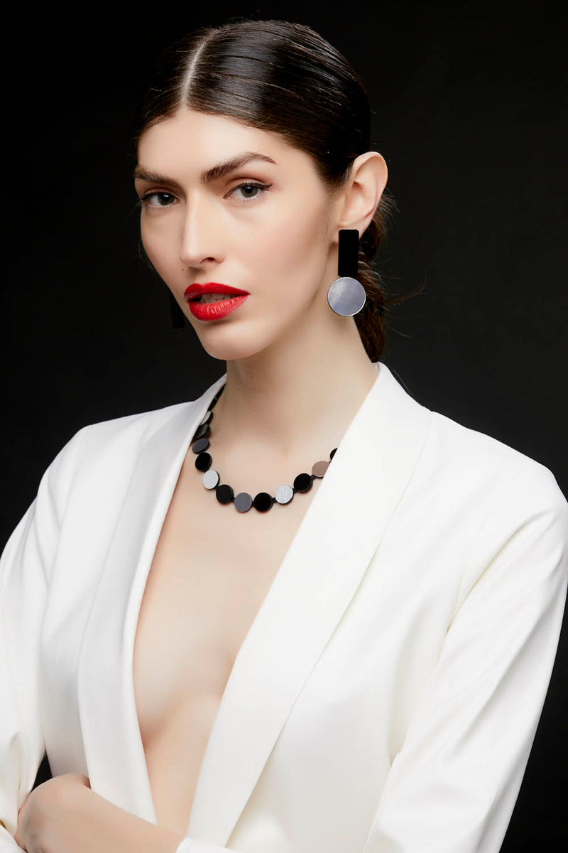 Collar Abstraction Simple en Negro y Plata