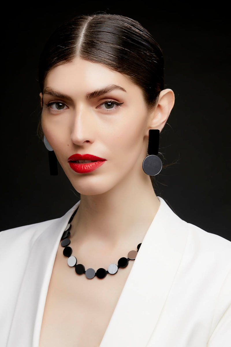 Collar Abstraction Simple en Negro y Plata