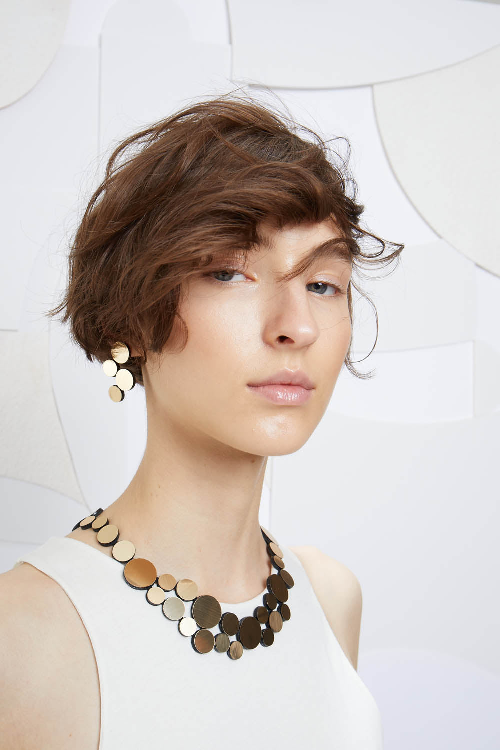 Slow-fashion gold acrylic round necklace from the Abstraction collection by Iskin Sisters, Argentina