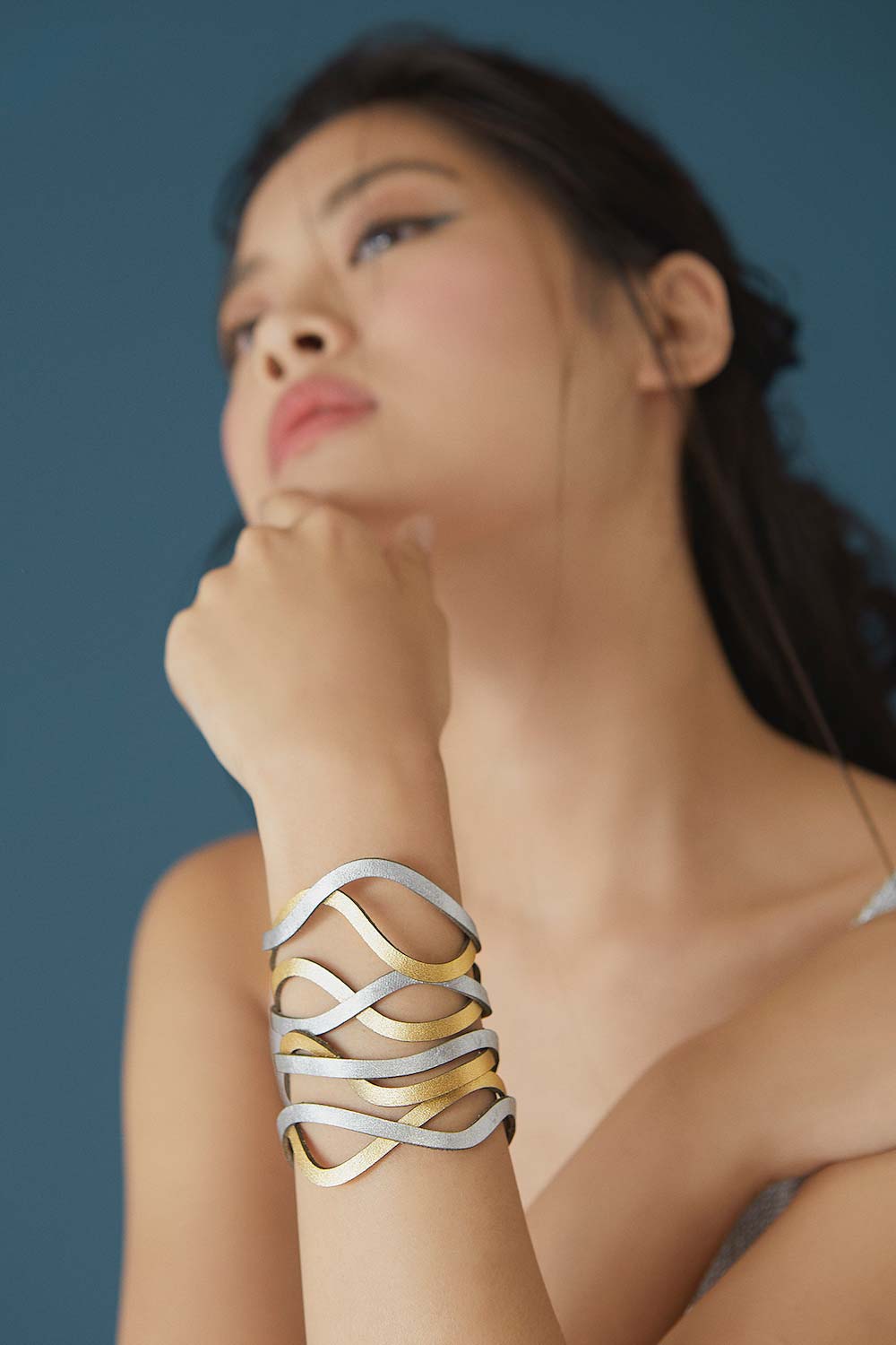 Handmade Curves Duo cuff in silver and gold hand-cut leather, designed by Iskin Sisters, Argentina