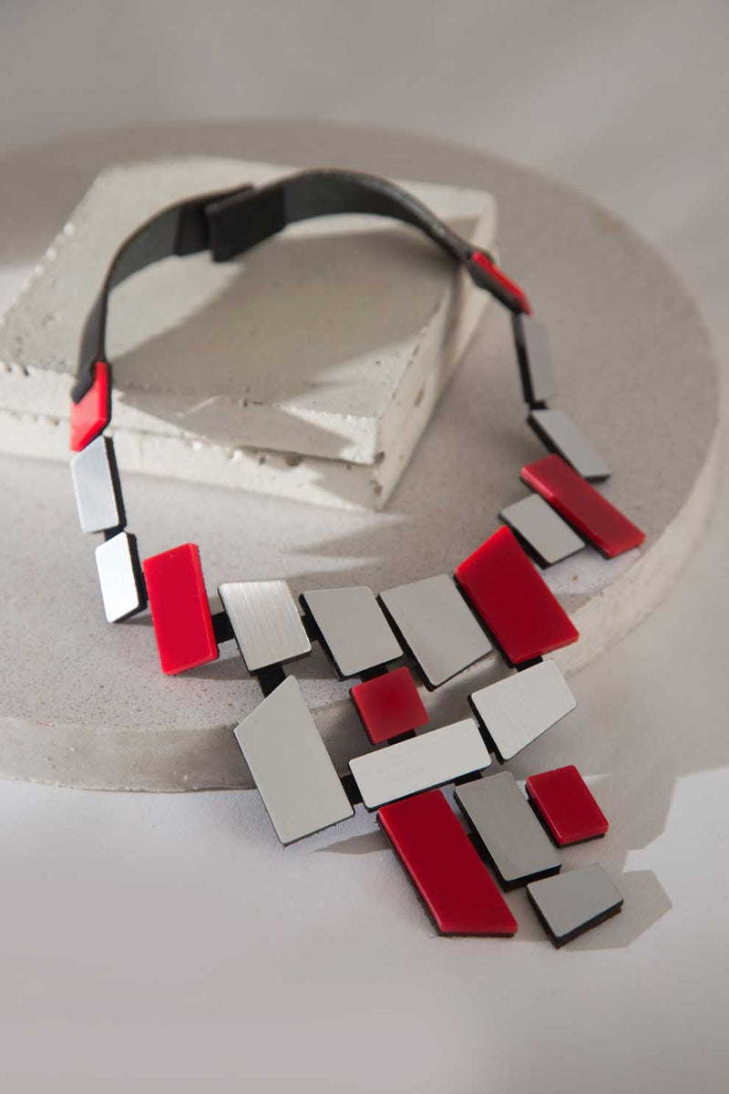 Collar Piet en V - Plata y Rojo