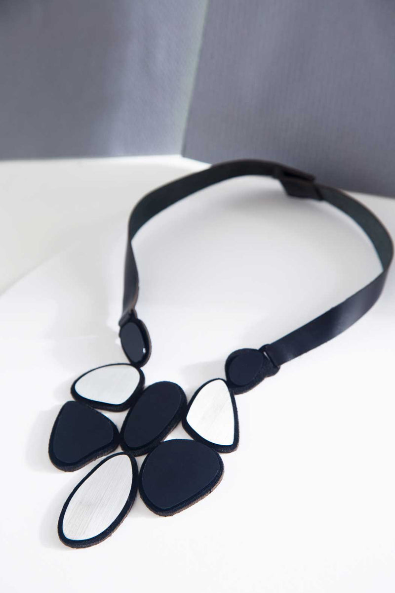 Collier à bretelles en pierre