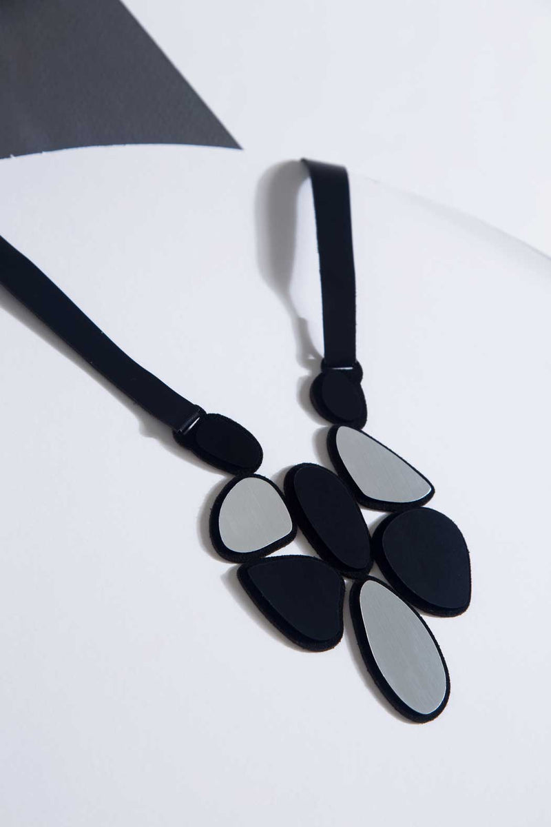 Collier à bretelles en pierre